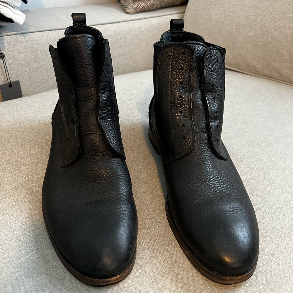 Black lace less boots